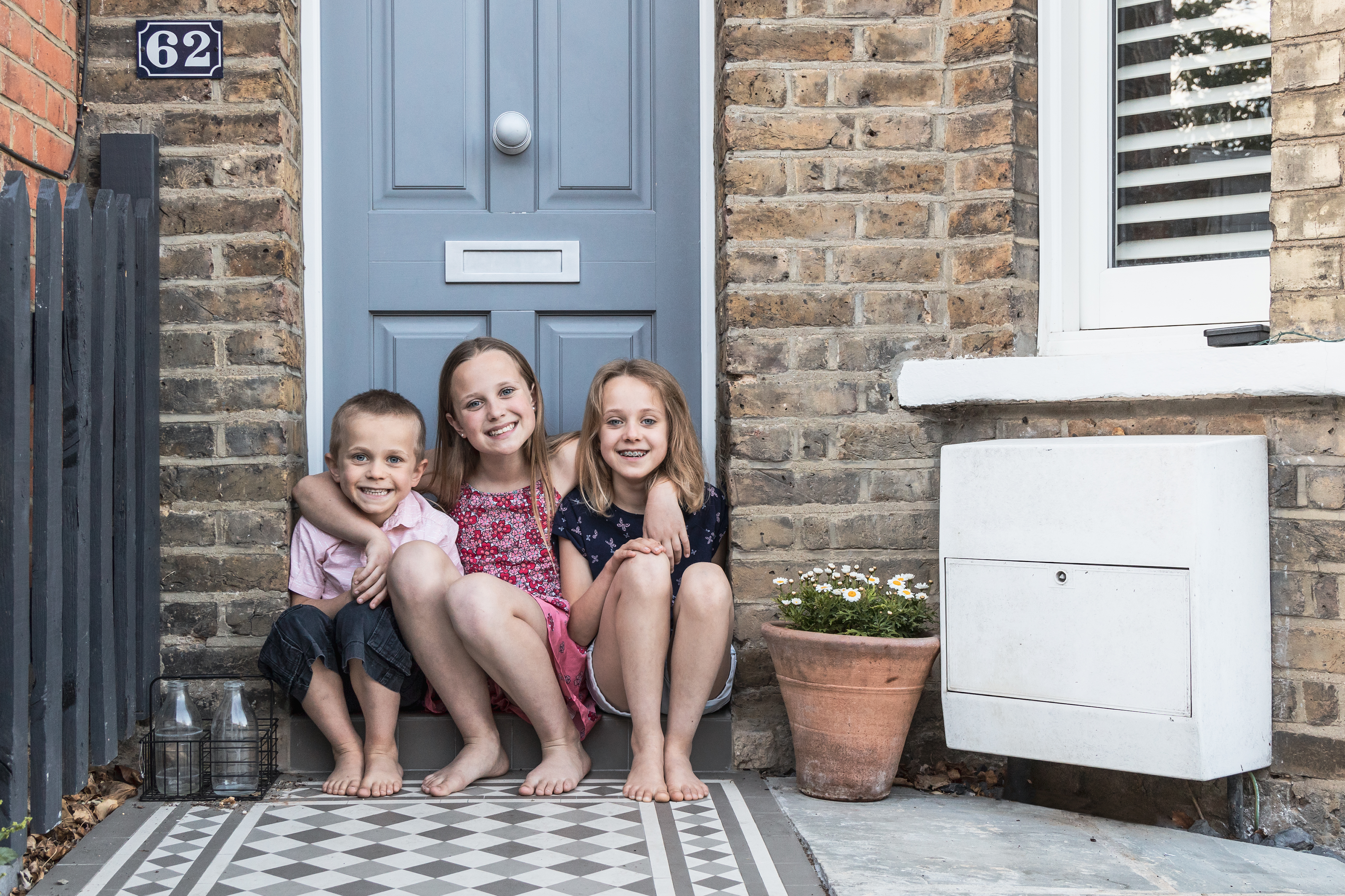 Local resident and photographer Rebekah Kennington came up with the wonderful idea to take pictures during this pandemic so that she could provide local families with a positive memory from lockdown whilst raising money for The League of Friends of Teddington Memorial Hospital.